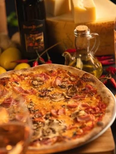 Pizza Prosciutto e Funghi Artesanal